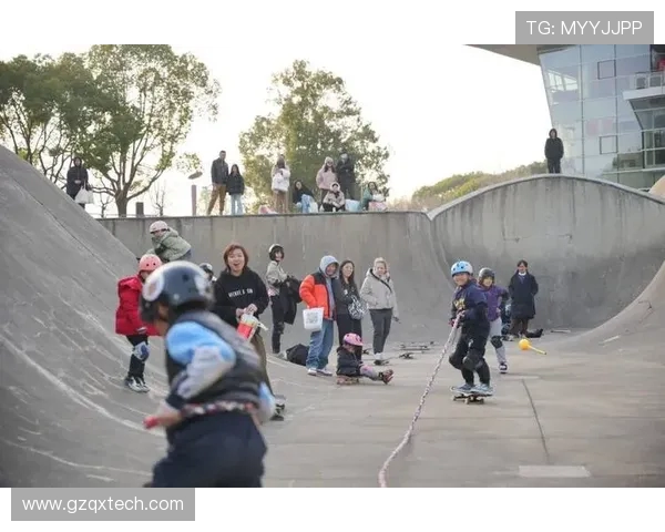 重庆极限运动队在世界滑板锦标赛中以50分领先其他队伍展现强大实力